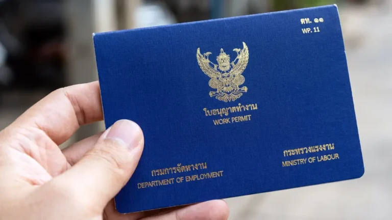 Ancien livret bleu du permis de travail thaïlandais (Work Permit) délivré par le Department of Employment — remplacé par le e-Work Permit depuis octobre 2025